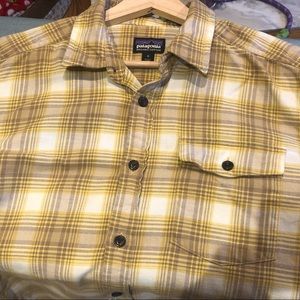 Patagonia lightweight flannel men’s size medium.
